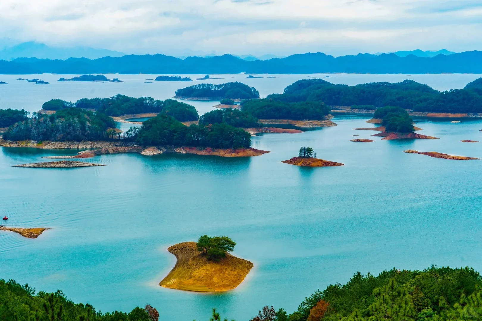 Qiandao Lake emerald water boat tour