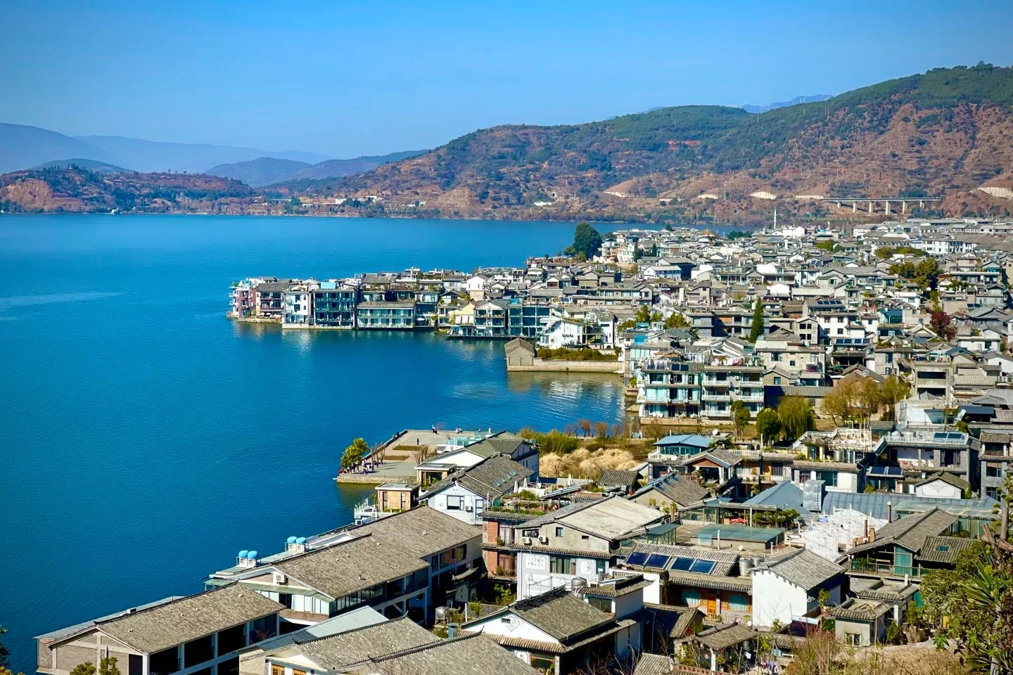 Traditional Bai white-walled houses lining Erhai Lake in Shuanglang ancient town