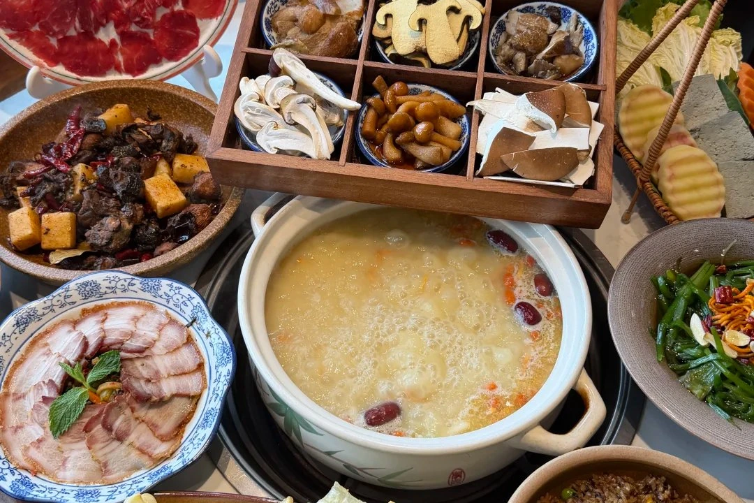 Yunnan wild mushroom hot pot with nine-grid wooden box of fresh mushrooms