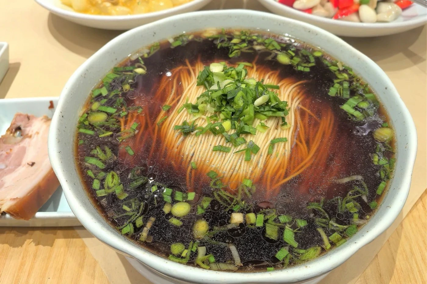 Suzhou-style noodles (苏式汤面) — thin noodles in clear broth with scallions